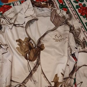 Realtree Men's White and Brown Camouflage Long Sleeve Shirt